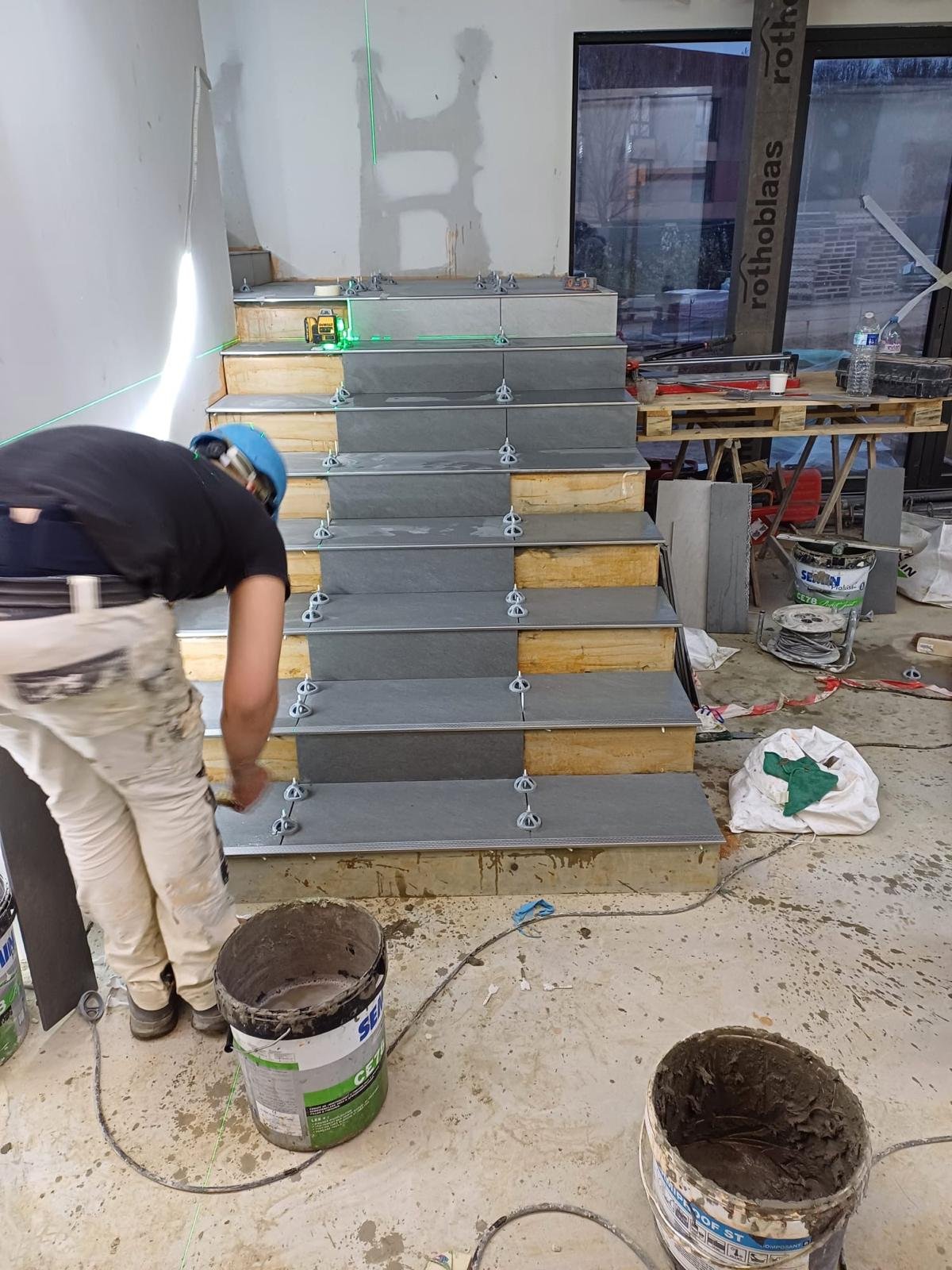 Pose d'un escalier en pierre sur chantier