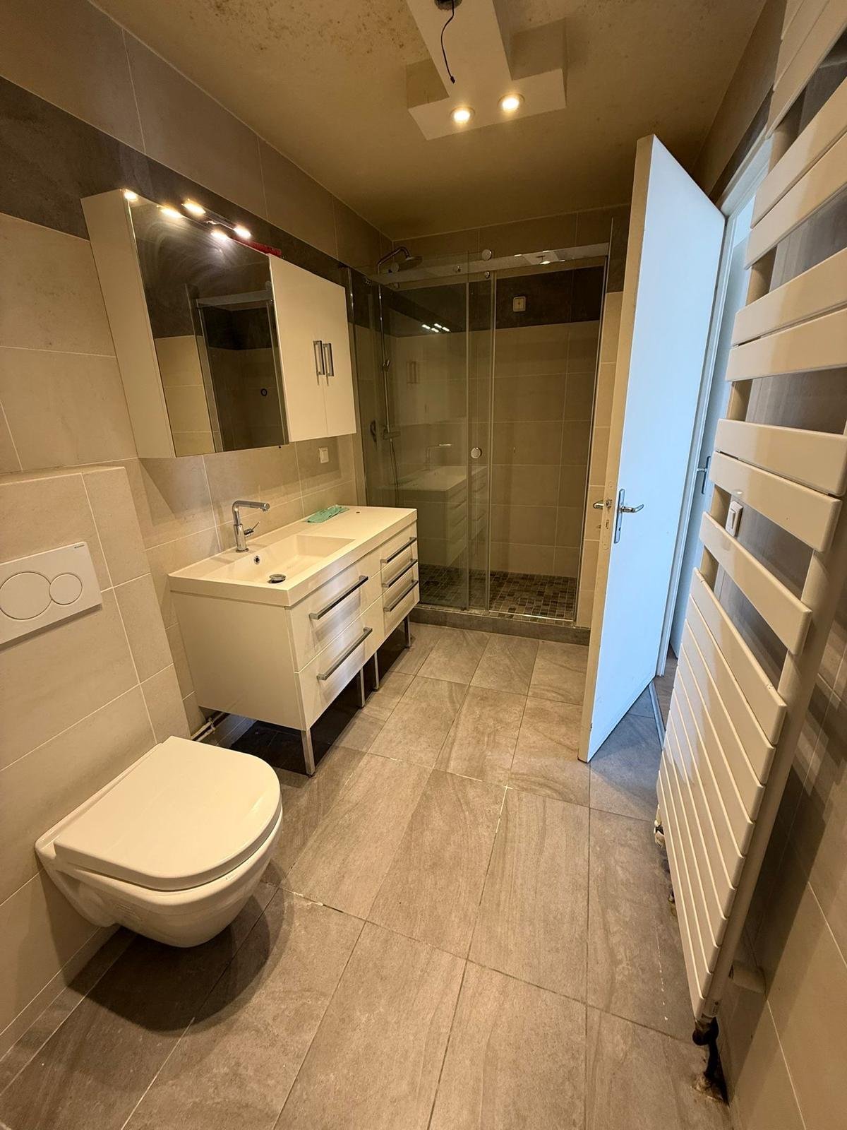 Salle de bain rénovée, douche à l'italienne